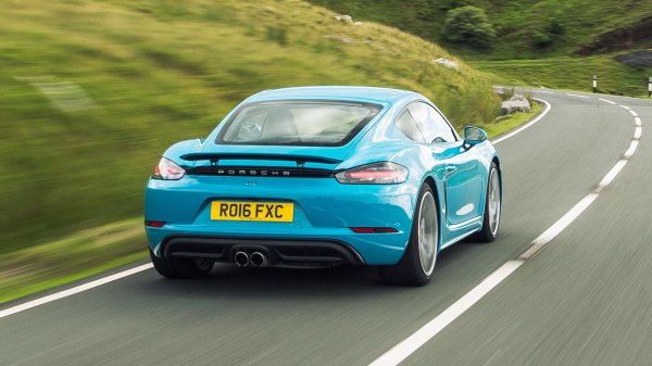 Cayman е изключително бърз, като ускорява от 0 до 100 км/ч само за 4 секунди. Този роудстър със средно разположение на мотора обаче не беше оценен от най-яростните фенове на Porsche, които смятат, че марката трябва да прави коли със заден двигател. Въпреки това, Cayman се продава повече от успешно.
