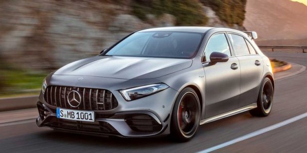 Всички знаят, че когато Mercedes и AMG работят заедно, те задължително ще създадат невероятен автомобил. Версията CLA45 AMG е отличният пример за това. Тя се задвижва от 2,0-литров редови турбомотор с 4 цилиндъра, развиващ невероятните 421 к.с. Ускорението от 0 до 100 км/ч отнема 3,9 секунди, а максималната скорост е 270 км/ч.
