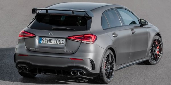 Двигателят CLA45 всъщност е най-мощният 4-цилиндров мотор, създаван някога. Затова и тази кола се счита за "Краля сред 4-цилиндровите автомобили", като очакваме да видим, дали някой ще се опита да отнеме нейната корона.
