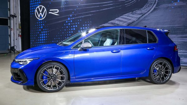 В продължение на дълги години Golf беше без конкуренция на пазарите в Европа, като побеждаваше конкурентите си с огромна предните. Сега обаче той е на трета позиция при ръст на продажбите от 17,5%. За радоста на феновете на марката, Golf ще остане в гамата на VW още дълго време