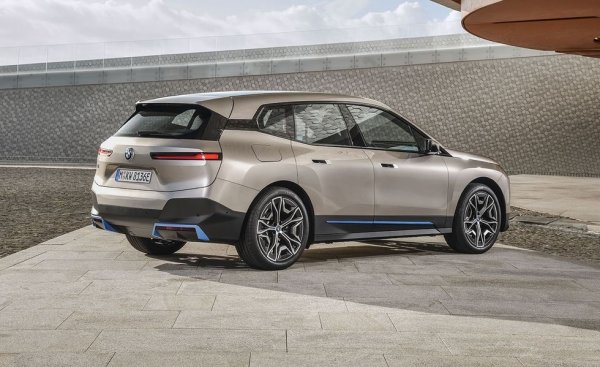 Eлектрическият флагман на BMW, произлязъл от прословутия концепт iNext. През миналата седмица компанията най-сетне обяви и показателите за двете му бъдещи версии. BMW iX xDrive50 ще има по един електромотор на всяка ос с обща мощност над 500 конски сили, ускорение от 0 до 100 км/ч за под 5 секунди, и пробег с едно зреждане над 600 км. Батерията е 100 киловатчаса. По-евтината iX xDrive40 ще има 70-киловатчасова батерия, 300 коня с мощност и около 400 км пробег с едно зареждане. По-скъпата версия може да се зарежда при 200 киловата. Продажбите започват в началото на идната година. 
