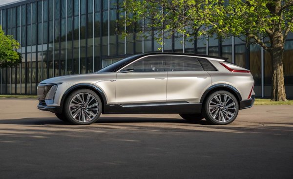 Дългогодишният символ на американския лукс доста отстъпи в последните години, но сега се кани да навакса с няколко електрически модела. Първият от тях ще е Lyriq, с избор между задно и 4х4 задвижване. Детайлите още не са потвърдени, но се говори за 100-киловатчасова батерия. Онова, което знаем със сигурност, е, че колата ще има 33-инчов екран на мултимедията. С инч повече от цветния телевизор, с който израснахме. 
