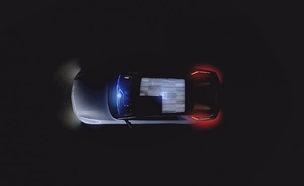 Това ще е бъдещият четириместен електрически хечбек на марката, обявен първоначално за 2025, но по всяка вероятност ще бъде изтеглен доста по-рано заради промяната в Белия дом и очакваните големи стимули за електромобили. От Cadillac обещават отделни стъклени панели на покрива, всеки от които може да се затъмнява електронно. Цената ще клони към 100 000 долара.
