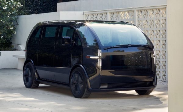 Построен на същата платформа като пикапа на Canoo, но работата по този ван започна доста по-рано и той ще е достъпен още тази година, с 300 коня мощност и около 400 км обхват с едно зареждане. Компанията планира да го предлага и на абонаментен принцип. 
