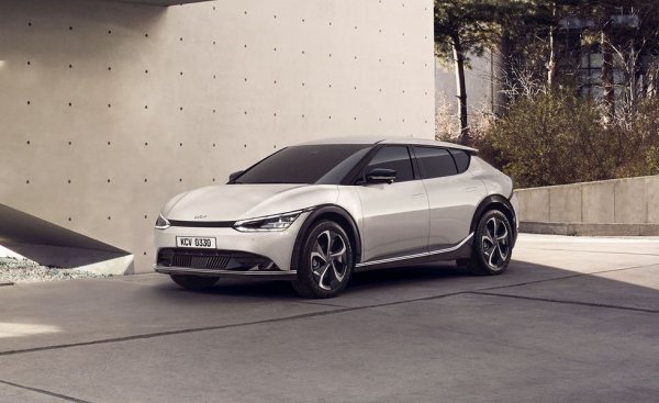 Ако всичко е наред, ще имаме възможност да тестваме първата Kia от новата електрическа вълна още този октомври. Тя е близък родственик на Hyundai Ioniq 5 като архитектура, и вероятно ще разполага с 215 конски сили мощност и към 500 км пробег с едно зареждане. Но за момента това са само предположения. 
