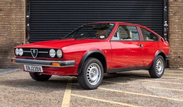 Слабо познат в България, където по това време трябваше да се задоволим с Москвич и Лада, Alfasud е паметен модел за италианската марка: първата Alfa с предно предаване, а също и първият проект на гениалния Джорджето Джуджаро за собственото му дизайнерско ателие Italdesign. Въвеждането на боксерни двигатели понижава допълнително центъра на тежестта и прави Alfasud колата с най-доброто управление в своя клас. Е, не всичко е розово: защитата против корозия е символична, в Германия се шегуват, че Alfasud започва да ръждясва още в рекламната брошура. Но все пак това си остава един от последните успешни модели на Alfa преди поглъщането от Fiat и бавния залез на марката. 
В България миналата година е внесена една бройка с 1.3-литровия боксер със 75 коня, използван между 1977 и 1983. 

