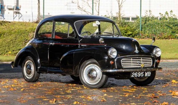 Поглед назад към времето, когато 1000 кубически сантиметра работен обем е било повод за гордост и реклама, вместо за гузно мълчание. Morris Minor е "москвичът" на три поколения британци - достъпната кола за работническата класа. Версията 1000 се появява през 1956 и обещава 121 км/ч максимална скорост (вместо 101 км/ч дотогава) и ускорение от 0 до 100 км/ч, намалено от 52.5 секунди до... 31.3 секунди. Да, това не е вълнуваща кола и никога не е била. Но е немаловажна част от автомобилната история. 
