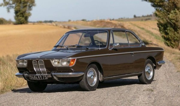 След ентусиазирания прием на първите модели от "Новата класа" BMW започва да разширява гамата и с малко по-луксозни варианти. Седанът BMW 2000 се появява през 1965, с двулитровия двигател със 101 коня от 2000 C и с предлаган като опция тристепенен автоматик. Отличават го и правоъгълните фарове - поне в европейските версии (в Америка по това време мъдрият регулатор е забранил тази форма на светлините и се налага експортните BMW 2000 да получават по два чифта кръгли фарове). Произведени са почти 120,000 бройки от седана. По принцип сдържаното и критично американско издание "Road & Track" възкликва, че това е "най-динамичният, с най-добро управление и най-добра возия седан на пазара в момента". Днес цените се движат между 7500 и 35000 евро, в зависимост от състоянието. 

