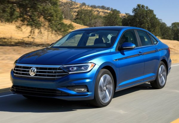 Моделът от 2019 година отдавна се смята за провал. Колата е изтегляна 11 пъти, а собствениците се оплакват от постоянни повреди. Един американец написа в Reddit, че е вкарвам своята Jetta за ремонт в сервиза девет пъти за осем месеца. Най-опасното е, че двигателят може да спре в движение поради дефект на запалването.