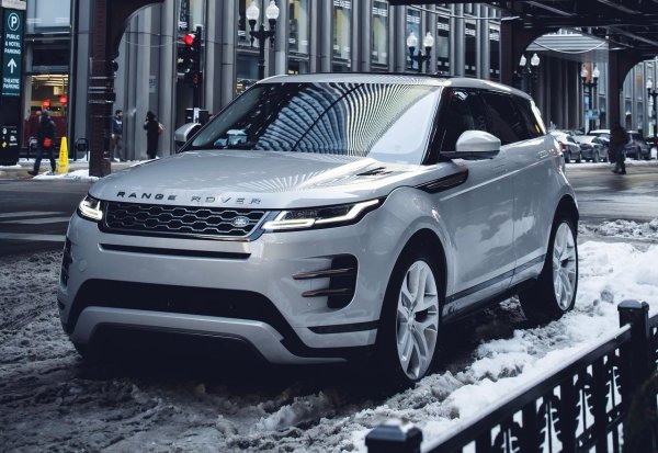 Ситуацията с британския SUV не е по-добра. Красивият дизайн крие куп проблеми. Механиците говорят за разрушени турбини и свързващи пръти. Експертите от Edmunda му дадоха само 6.1 от 10 през 2020. А работата с него беше описана като „кошмар’’ от инженер от британската марка.