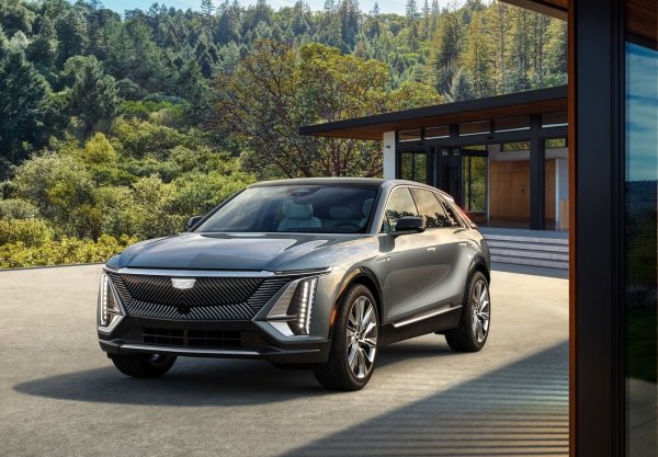 Електрически кросоувър с пробег от 480 км също е изпаднал немилост, след като записа девет сервизни акции само за 2 години. Те включват най-различни компоненти – от спирачки, които се включват сами, до стабилизиращи скоби, които просто падат.