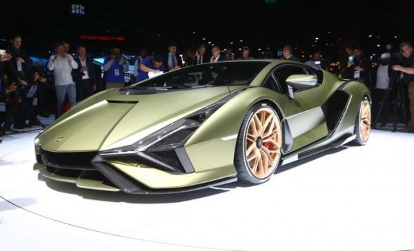 Това е първият сериен хибрид на Lamborghini. Той е построен на шасито на Aventador, като получава 6,5-литров V12 с интегриран в скоростната кутия електромотор. Мощността от 819 к.с. осигурява ускорение от 0 до 100 км/ч за 2,8 секунди, а максималната скорост е 350 км/ч.