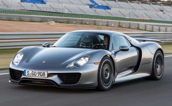 Представеното на автосалона в Женева през 2013 г. 918 Spyder веднага попадна в списъка на най-впечатляващите хиперколи, където се нареди до McLaren P1 и Ferrari LaFerrari. Това е първият хибрид на марката, създаден за стандартни пътища, като отстъпва на тези два модела. В основата на задвижващия агрегат е 4,6-литров битурбо V8, а съвкупната мощност е 893 к.с. и 1275 Нм. 