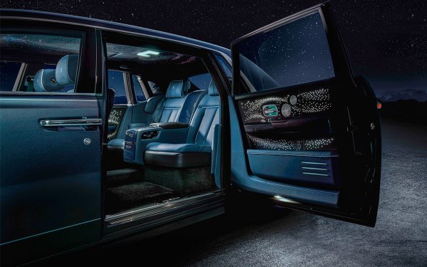 В списъка попада и флагманът на Rolls-Royce – седанът Phantom в топ-версията си Tempus, която е посветена на „понятието време, астрономическите феномени и безкрайното пространство на вселената". Удълженото разстояние между двете осигурява на пътниците отзад още по-голям комфорт, като те имат на разположение възглавнички и електрически поставки за краката.

В стандартното оборудване на лимузината влизат също две бутилки шампанско и комплект от кристални чаши. Седалките са обшити на ръка, като за интериора са използвани овча вълна и натурално дърво.