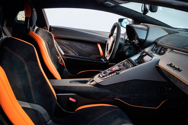 Екстремната суперкола Lamborghini Aventador SVJ с двигател със 770 к.с. разполага с две седалки, за които не са предвидени електрическо регулиране, подгряване и вентилация. Отказът от тези система се дължи на желанието на инженерите за максимално облекчаване на конструкцията на автомобили, който ускорява от 0 до 100 км/ч за 2,8 секунди.

При разработката на креслата дизайнерите са се ориентирали по формата на седалките в реактивните изтребители. Шофьорът и спътникът му са „вързани“ с 5-точкови предпазни колани, които не ограничават движенията на ръцете, главата и лактите