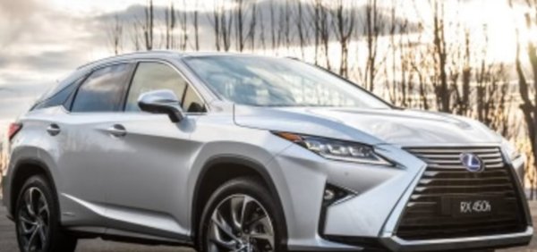 Един от най-дорите SUV представители на луксозния клас. Специално този на филмовата звезда е хибриден. Бензиновият 3,5.литров V6 мотор гарантира 259 коня. Още 165 идва от електрическия мотор. Иначе актьорът е избрал бял цвят.
