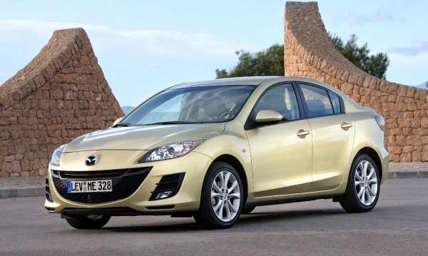 Смята се, че второто поколение на Mazda3 е по-слабо от предшественика си като задвижване, но е по-добро по надеждност, като това важи и за каросерията. Ако първите "тройки" ръждясали дори повече стар Opel, тогава усъвършенстването на каросерията от 2008-2013 може да бъде пример за останалите производители.

Инженерите са свършили огромна работа по отстраняване на грешките - металът е получил висококачествена антикорозионна обработка, а уплътнението на шевовете е много по-добро. Дори при автомобилите от първите години на производство, експлоатирани в мегаполиси, силовата структура и външните панели остават в отлично състояние.
