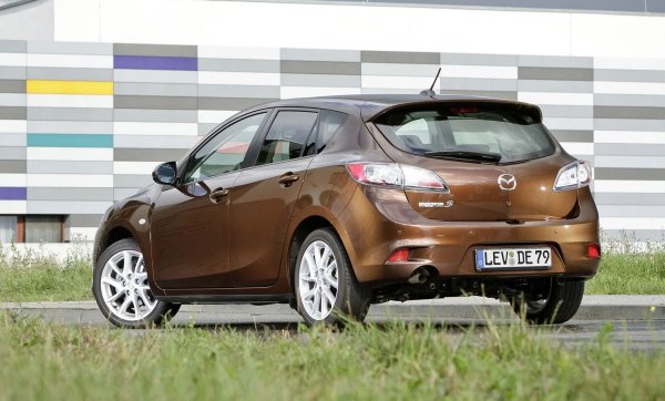 Въпреки това, боядисването остава тънко, което е типично за японските марки. Каросерията получава малки драскотини от клони или отчупвания от камъни, но, за разлика от предшественика, на места за повреди металът не бърза да бъде покрит с червено покритие. 

Долната част на купето е добре защитена още от фабриката, но пластмасовите прашници не винаги спестяват от сол, затова превантивната антикорозия на всеки няколко години е ключът към дълготрайността. Друг проблем са крепежите на бронята и пластмасовите щипки, които могат да се разхлабят с времето, създавайки малки празнини.
