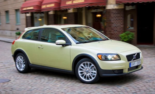 Тези два модела продължават да привличат, въпреки че са на доста години. Екстериорът им е в сдържан скандинавски стил, уютен висококачествен интериор, много опции и благородни шофьорски навици &ndash; истински Volvo, само че компактни. Има малко въпроси относно надеждността, особено относно каросерията.

Въпреки сродството с "втория" Фокус заради платформата P1, качеството на купетата на шведите е на друго ниво, тъй като създателите им не са спестили от дебелината на метала, качеството на поцинкованото покритие и дебелината на боядисването. Почти е невъзможно да се срещне гнил екземпляр, освен ако не е възстановен след сериозен инцидент, без майсторът да има нужните умения.
