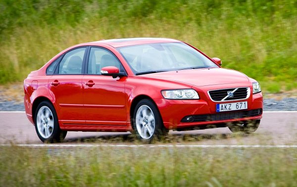 Все пак неприятни малки неща, но не са много. С течение на времето предните ръбове на первазите и арките могат да започнат да се срутват поради пясъко-струйно обработване, особено ако на автомобила не са монтирани калници. При седаните боята понякога се изтрива в точката на контакт между задния регистрационен номер и капака на багажника, а при C30 &ndash; поради особеностите на каросерията, основният удар от камъни се понася от широките "рамене" на задните калници. 

Важно е да следите чистотата на каналите под предното стъкло - ако са запушени с растителност, влагата може да проникне в кабината, което представлява заплаха за електрическите системи, но самият метал държи здраво.

