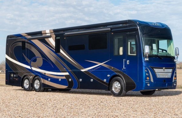 Foretravel e тексаска компания, която не си играе на дребно с кемпери и каравани, а преоборудва като подвижни домове цели автобуси - в случая произведени от Spartan. 
