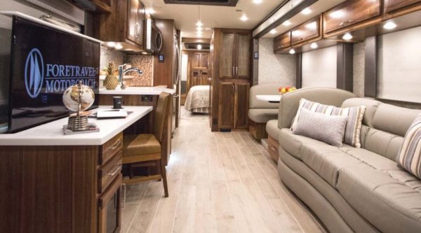 IH-45 предлага нива на лукс, на които ще завидят и петзвездни хотели. Основната част от каросерията е превърната в луксозна дневна с прибиращи се в стените телевизори и кожени дивани. Има спалня и една - или при желание даже две - бани. 
