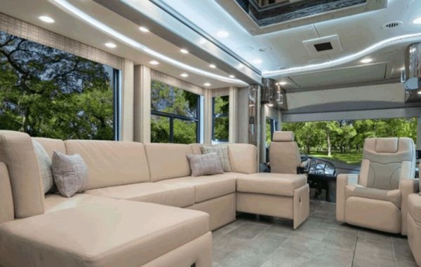 Този мобилен дом има пералня, сушилня и каквото още поискате - списъкът с допълнителни екстри изпълва една цяла брошура с доста ситен шрифт.
