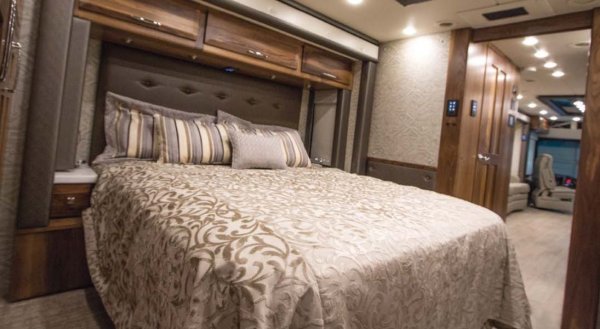 При нужда луксозният кемпер-бус може да е независим от електропреносната мрежа благодарение на вградения дизелов генератор. 
Има 460-литров резервоар за питейна вода и 500-литров - за отпадните води. 
