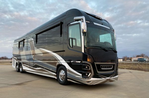 Компания от Флорида, която още повече вдига летвата при луксозните трансформирани автобуси - най-вече защото основен партньор за интериорите й е Porsche Design.
