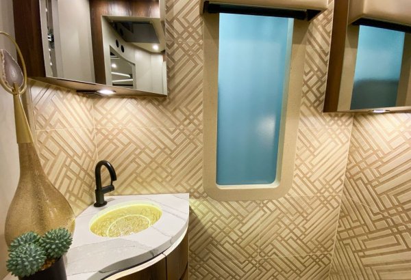 Луксозните мобилни домове от серията p50 предлагат над петдесет различни конфигурации за вътрешното пространство. Тази конкретна машина, която виждате на снимките, разполага с 20-киловатов генератор. 
