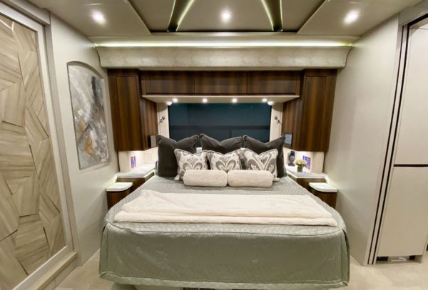 Вътре ще откриете цели четири телевизора, най-големият от които е 55-инчов, и професионална аудиотехника от Marantz и Anthony Gallo. 
