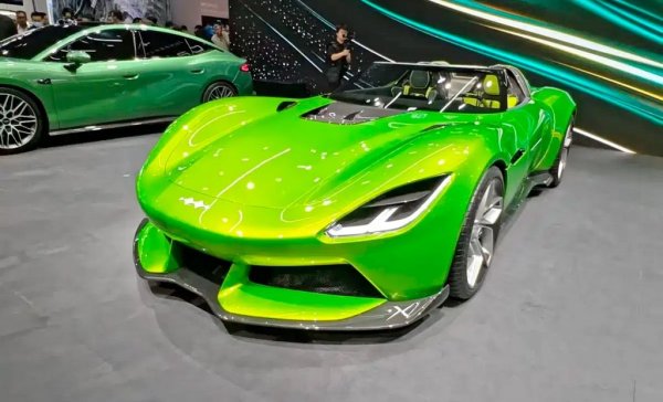 Fang Cheng Bao е дъщерна марка на BYD за луксозни автомобили, която досега бе известна най-вече с големите си офроудъри. Сега обаче в Пекин брандът представи първия си спротен автомобил - Formula X. 
