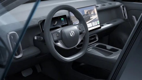 Базовото ниво има 56-киловатчасова батерия с до 500 км обхват по китайския тестов цикъл. Версията Ultra включва батерия с 67 кВтч капацитет, до 600 км пробег и 5.9 секунди за ускорение от 0 до 100 км/ч. Има задно предаване и 241 конски сили мощност. Максималната скорост е 170 км/ч. 

