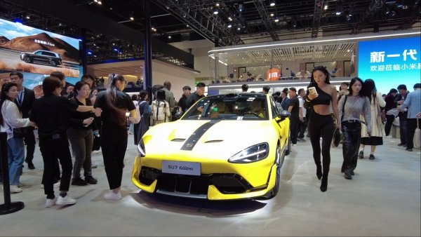 Точно 5-метровият автомобил има 3 метра междуосие и тегло от 2.46 тона. То се компенсира от по един мощен електромотор на всяка ос, комбинацията от които дава 990 конски сили. Максималната скорост ще е 300 км/ч, а обхватът - 705 км. 
Прогнозите са за цена между 65,000 и 75,000 долара за китайския пазар. Това е малко над цените на аналогичния YU7 Ultra (на снимката).

