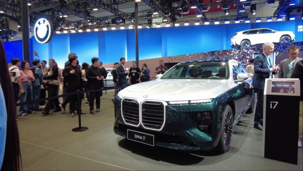 Не е никак случайно, че баварците избраха тъкмо Пекин за официалната премиера на своя флагман. На теория това е само фейслифт - но толкова сериозен фейслифт, че някоя друга марка спокойно би го нарекла ново поколение. 
