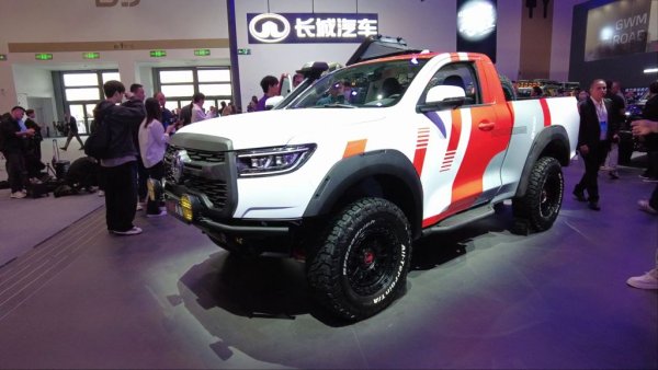 Eдин от най-продаваните пикапи в България за миналата година получава няколко нови версии, базирани на Hi4 - гъвкавата хибридна система за задвижване на Great Wall. Версията P300 Hi4-T може да предложи почти 100 км пробег само на електричество при нужда, и освен това е в състояние да захранва външни консуматори с електроенергия - примерно електрожени или селскостопански дронове. 

