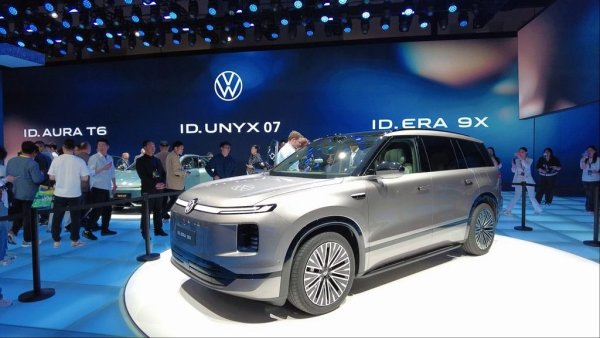 Нито един от тези модели не е серийна версия, но според VW производството на UNYX 09 ще започне съвсем скоро и няма да се отличава почти в нищо от показания в Пекин прототип. Ключът тук е разработеният от Xpeng чип Turing, който ще позволява нови равнища на автономност и на интелигентни действия от страна на автомобила. 

