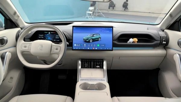 Компактният SUV e пораснал драстично като размери и вече е 4.66 метра дълъг (+21 см спрямо предишното поколение), с 2.77 метра междуосие. Опциите за батерията са литий-желязофосфатна с 57.5 кВтч капацитет, или литиево-йонна с 68.5 кВтч. По-мощната дава до 630 км пробег според китайския тестов цикъл. 
Новият Atto 3 има и преден багажник с обем 101 литра, аудиосистема с 16 говорителя и вграден хладилник, който може да се ползва и с подгряваща функция. 
