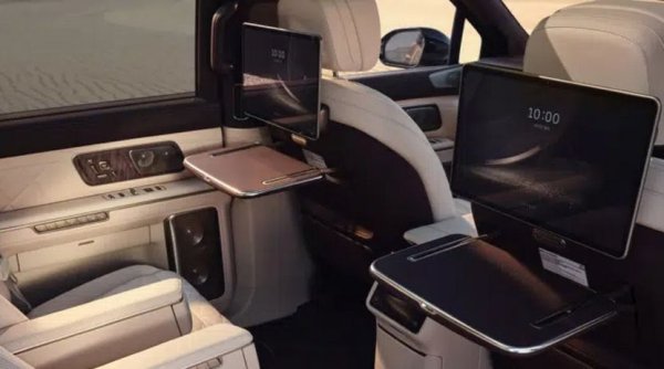 Въпреки колосалните си размери, новият флагман на Nio има изненадващо нисък коефициент на въздушно съпротивление - 0.264 (по-добър от този на актуалния VW Golf). Батерията с NMC химия има капацитет 102 кВтч (използваем), достатъчни за 620 км пробег. Ускорението от 0 до 100 км/ч отнема 4.3 секунди. Завиващите задни колела позволяват радиус на завой от едва 5.4 метра. Адаптивното окачване може да повиши пътния просвет с 6 см. Според нивото на оборудване, цената в Китай ще е между 77 и 97 хиляди долара. 