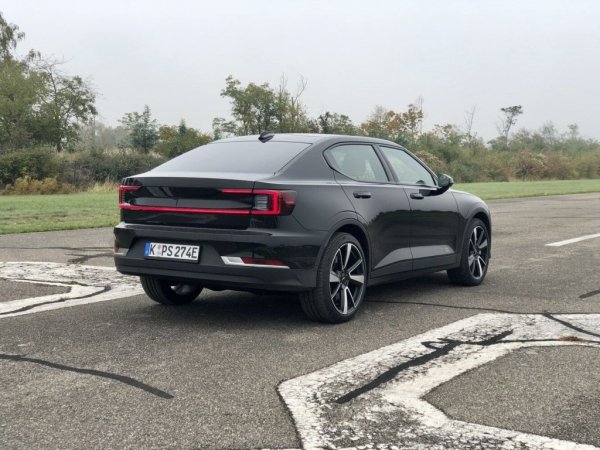 Вторият електромобил на новата съвместна марка на Volvo и Geely спечели убедително в тази категория, въпреки проблемите с качеството, принудили компанията да изтегли всички вече продадени автомобили за сервизна акция. 
