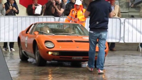 Lamborghini Miura, представено през 1966, е било най-зрелищната кола на своето време. "Ако искаш да си някой, купуваш си Ferrari. Ако вече си някой, купуваш си Lamborghini", казвал един от собствениците на Miura - някой си Франк Синатра. На снимката е именно неговата кола, съхранена до наши дни. 
