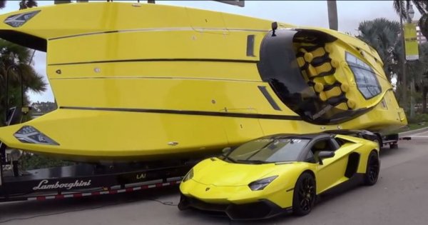 Aventador e не само спортен автомобил, но и лодка. С партньори от яхтения сектор Lamborghini създава и луксозни творения за превоз по вода. Но водният вариант на Aventador е почти три пъти по-скъп от сухоземни.

