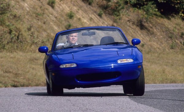 Нито един списък на най-добрите коли от 90-те не може да съществува без MX-5, която в Америка и на някои други пазари е позната и като Miata. Това е добре изглеждаща, лека, невероятно забавна за каране, евтина и много надеждна спортна кола. 
