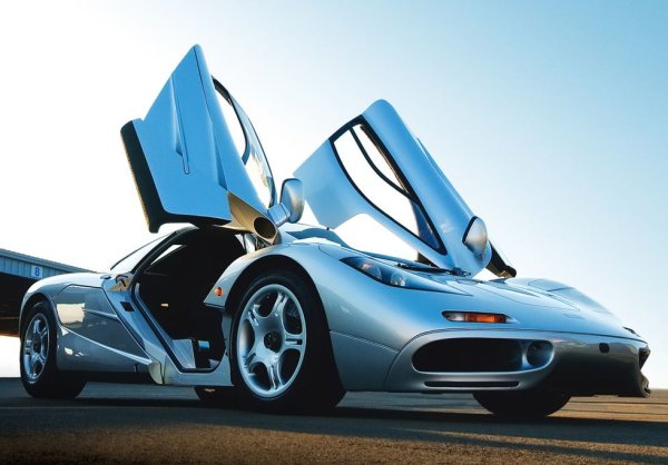 Даже и да махнете "на 90-те години" от заглавието на този списък, 
McLaren F1 пак би останал в него. Трудно е да се оспори, че това е една от най-великите коли изобщо - не само заради чудовищния V12 от BMW и необичайната конфигурация на седалките, при която шофьорът е в средата. Благодарение на малката производствена серия, тази кола стана колекционерска мечта още през 90-те, а днес е сред най-ценните изобщо. 
