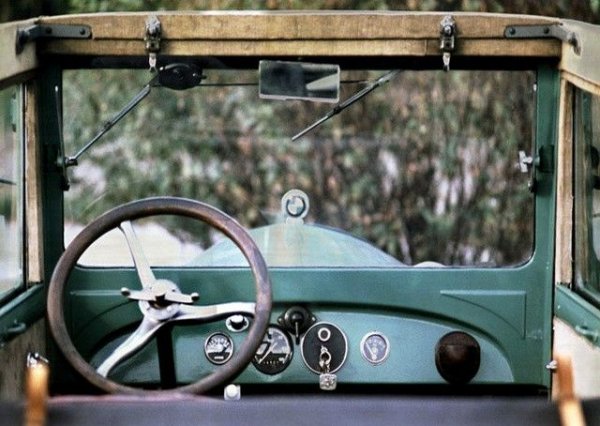 Двигател: 747 куб. см, редови с 4 цилиндъра
Мощност: 15 к.с.
0-100 км/ч: не (0-40 км/ч за 10 секунди)
Максимална скорост: 75 км/ч
