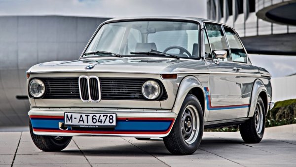 През 1973 година BMW представя своят първи сериен автомобил с турбомпресор на автосалона във Франкфурт. Благодарение на ниската степен на сгъстяване (6.9:1), електронното впръскване на горивото със специална програма за обогатяване на сместа при бууст, както и на компактното турбо от ККК, това 2002 Turbo развива 170 к.с. - доста добро постижение за времето си, особено когато идва от двулитров мотор. Не всичко е розово, обаче. Огромната турбо дупка и рязкото идване на мощността правят колата трудна за каране, особено на мокро.

