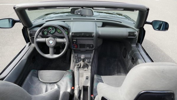 Двигател: 2 494 куб. см, редови 6-цилиндров SOHC
Мощност: 168 к.с.
0-100 км/ч: 7.9 секунди
Максимална скорост: 225 км/ч
