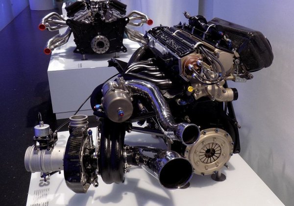 Двигател: 1 499 куб. см редови 4-цилиндров SOHC с турбо
Мощност: до 1 500 к.с.
0-100 км/ч: под 3 секунди
Максимална скорост: 339 км/ч
