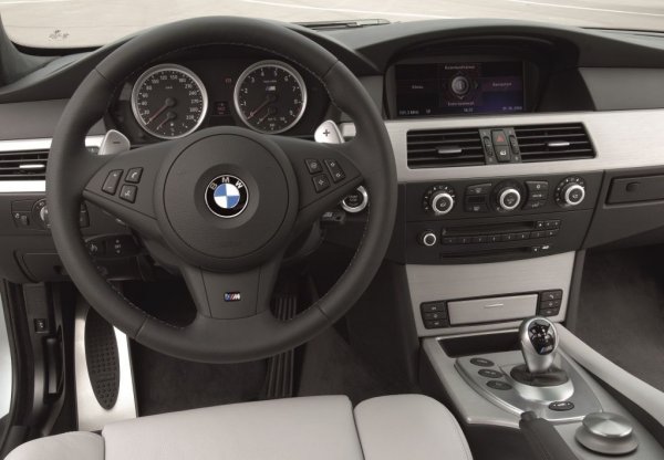 Двигател: 4 999 куб. см V10 DOHC
Мощност: 507 к.с.
0-100 км/ч: 4.9 секунди
Максимална скорост: 305 км/ч
