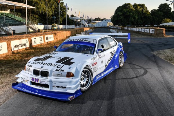 Състезанията от тип 'планинско' или 'hillclimb' се провеждат на затворен пътен участък и се измерва най-бързото време за изкачване на отсечката. В тези среди една от по-известните състезателни коли е BMW 3-та серия генерация Е36. Специалното при нея е 3.6-литровият V8 под капака, взет от прототипен болид от Le Mans. С мощност от над 500 к.с. и лимит на оборотите чак на 10 000, напомпаното Е36 става фаворит на публиката при всяко участие. За съжаление създателят му катастрофира с него и загива, но колата е спасена, и до ден-днешен продължава да оглася планинските състезания със своя незабравим звук.
